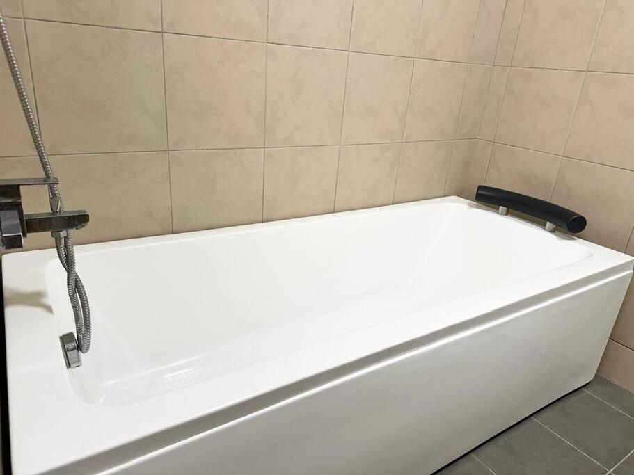 New! 2br Wehome Bathtub Paradigm Utm Wifi Apartemen *